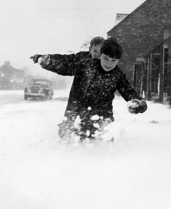 Framed Print : Weather - Snow - Cold - Children - Boys Pelts Wood in Kent where the snow drifts