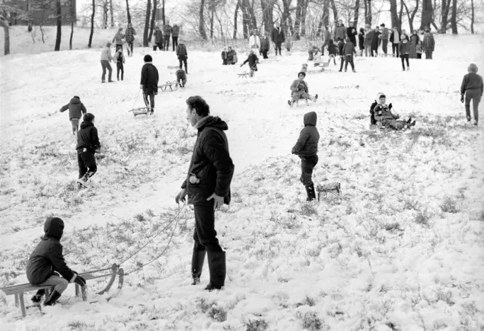 Framed Print : Weather snow scenes at Hampstead Heath. Winter: Everyone enjoys the first London snow