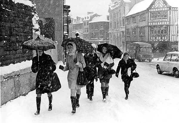 Weather - Swansea shoppers pick their way through the snow in High Street