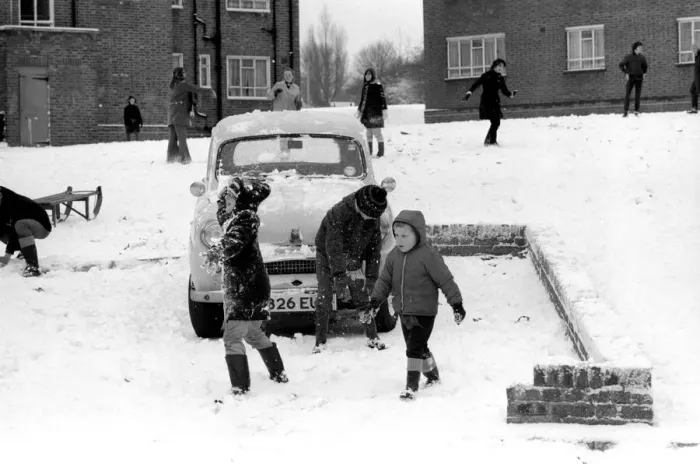 Framed Print : Weather: Winter Scenes: Children from the Grange estate East Finchley take advantage of