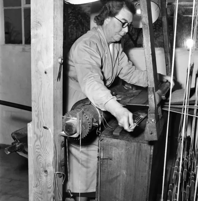 Framed Print : Weaving Coronation robe for Queen Elizabeth II. November 1952 C5652-001 Framed Print : Weaving Coronation robe for Queen Elizabeth II. November 1952 C5652-001