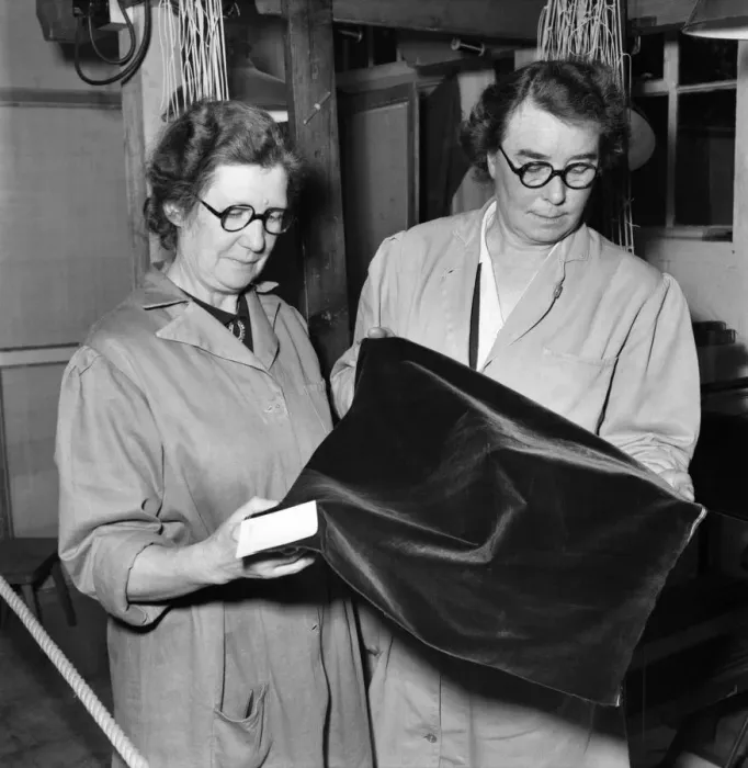 Framed Print : Weaving Coronation robe for Queen Elizabeth II. November 1952 C5652