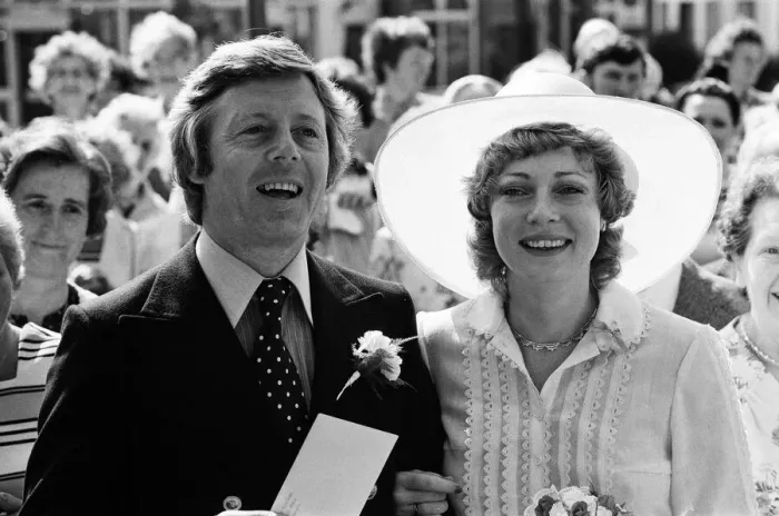 Framed Print : The wedding of Michael Aspel and Elizabeth Power at Eastbourne Town Hall. 23rd July 1977