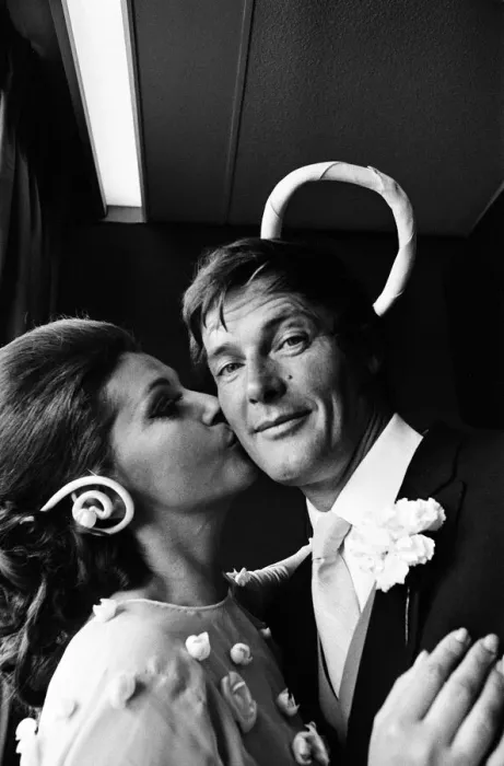 Framed Print : The wedding of Roger Moore and Luisa Mattioli at Caxton Hall. 11th April 1969 Framed Print : The wedding of Roger Moore and Luisa Mattioli at Caxton Hall. 11th April 1969