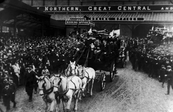 Framed Print : Welcome home for the victorious Manchester United team following their 1-0 victory over Framed Print : Welcome home for the victorious Manchester United team following their 1-0 victory over