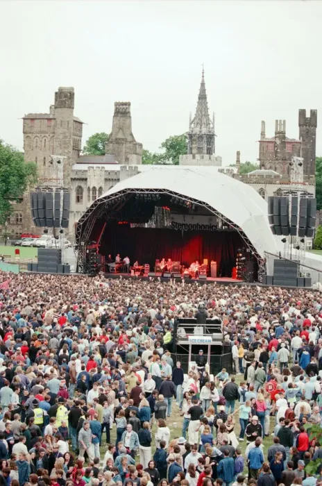 Framed Print : Welsh rock band Stereophonics performing at Cardiff Castle. 12th June 1998 Framed Print : Welsh rock band Stereophonics performing at Cardiff Castle. 12th June 1998
