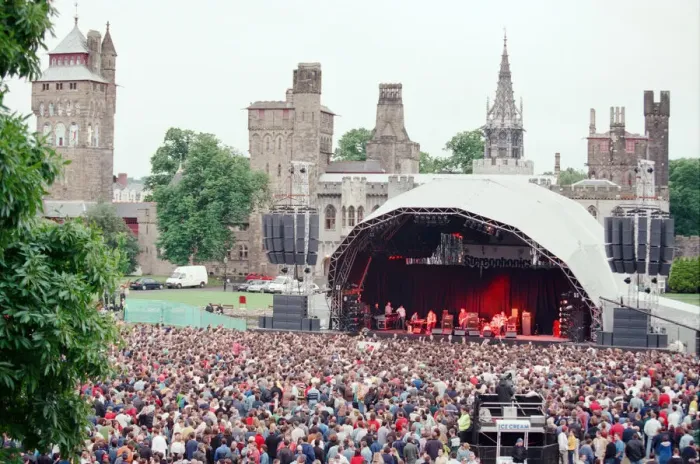Framed Print : Welsh rock band Stereophonics performing at Cardiff Castle. 12th June 1998 Framed Print : Welsh rock band Stereophonics performing at Cardiff Castle. 12th June 1998