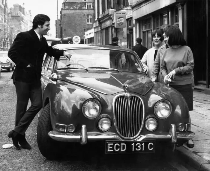 Framed Print : Welsh singing star Tom Jones shows off his new Jaguar car to three young fans in London Framed Print : Welsh singing star Tom Jones shows off his new Jaguar car to three young fans in London
