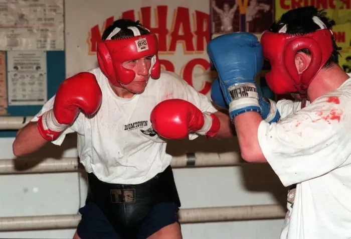 Framed Print : Welterweight boxer Scott Dixon sparring with boxer Gary Jacobs February 1998