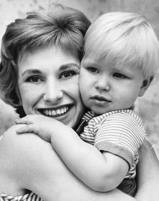 Framed Print : Wendy Craig Actress with her son Alaster aged 15 months Dbase