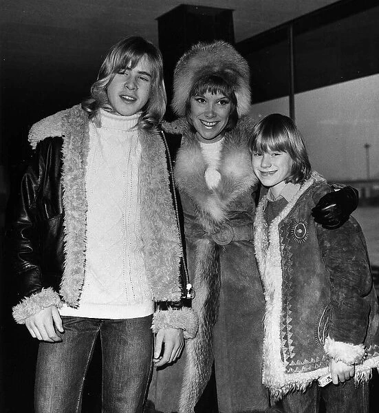 Wendy Craig actress with sons Alastair and Ross 1972