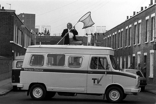 WENDY RICHARD ON A TV DETECTOR VAN WITH A BUTTERFLY NET 06  /  02  /  1987