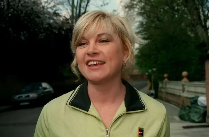 Framed Print : Wendy Turner TV Presenter August 1998 Outside the house of her sister tv presenter Framed Print : Wendy Turner TV Presenter August 1998 Outside the house of her sister tv presenter