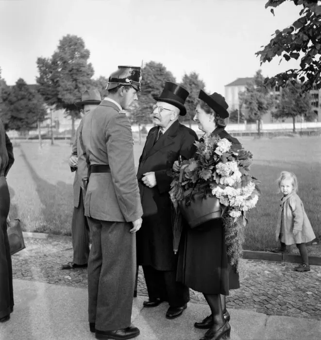 Framed Print : West Berlin 1953. An elderly couple of West Berlin in morning for a relative who died in Framed Print : West Berlin 1953. An elderly couple of West Berlin in morning for a relative who died in