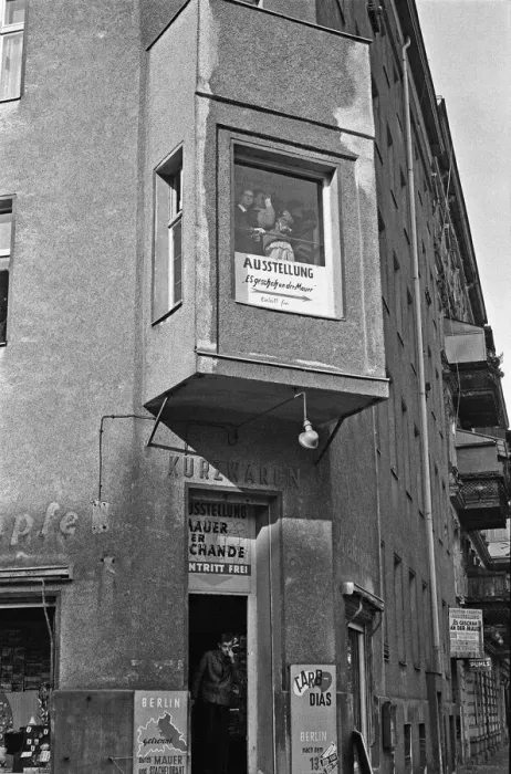 Framed Print : West Berliners on Bernauer Strasse, use the upper windows of the Ausstellung as a vantage Framed Print : West Berliners on Bernauer Strasse, use the upper windows of the Ausstellung as a vantage