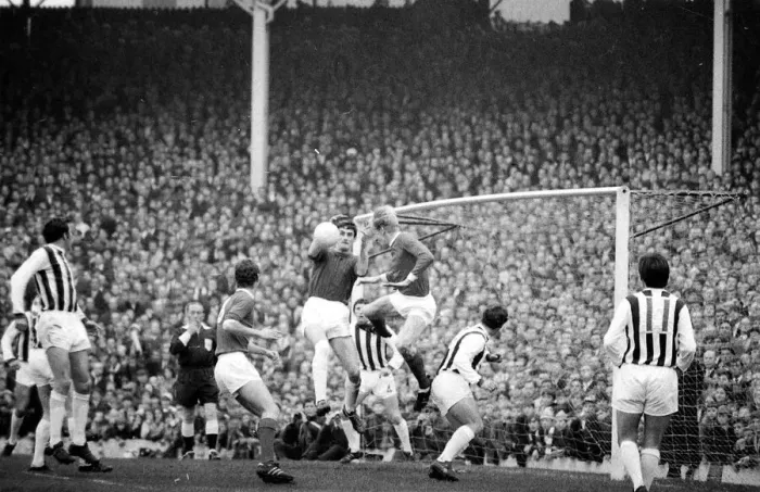 Framed Print : West Bromich Albion v Manchester United-Alex Stepney collects