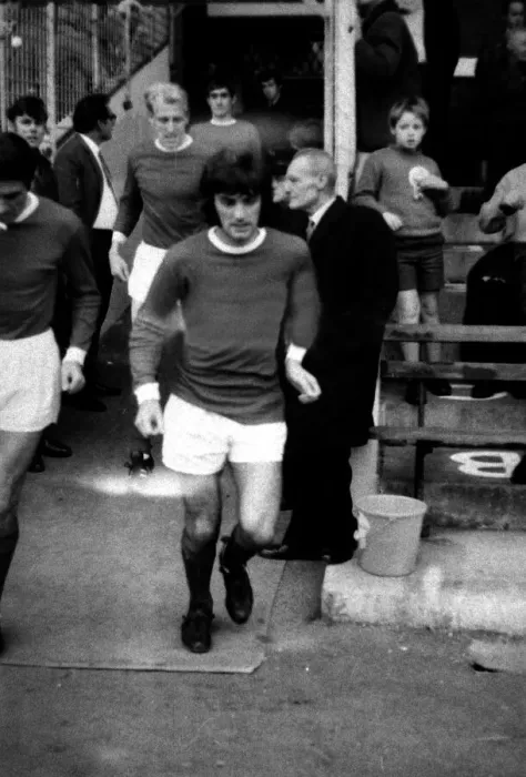 Framed Print : West Bromich Albion v Manchester United - George Best comes onto the pitch Framed Print : West Bromich Albion v Manchester United - George Best comes onto the pitch