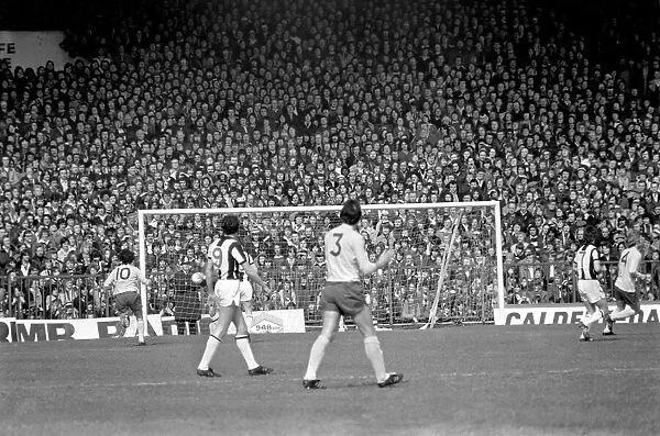 West Bromwich Albion (0) vs. Arsenal (2). April 1977 77-02029-026