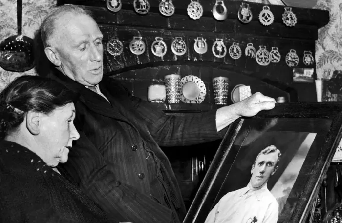 Framed Print : Former West Bromwich Albion and England footballer Jesse Pennington looking at a picture