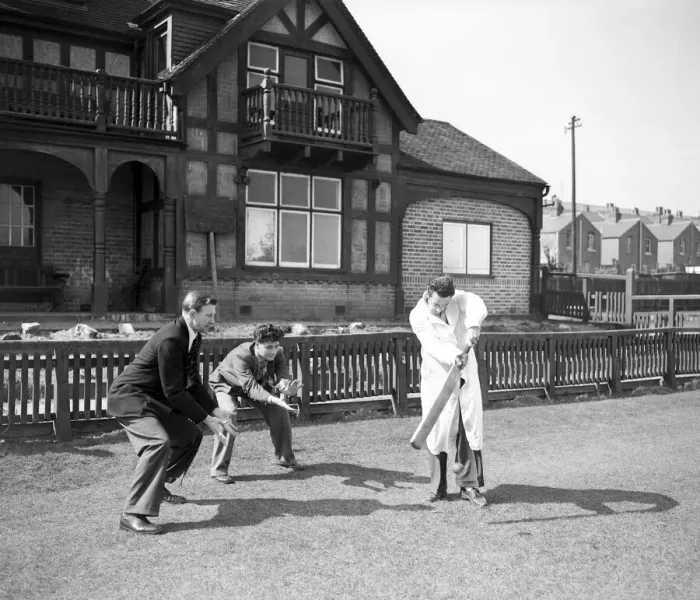 Framed Print : West Bromwich Albion footballers Barlow and Dugdale fielding while teammate Ronnie Allen Framed Print : West Bromwich Albion footballers Barlow and Dugdale fielding while teammate Ronnie Allen