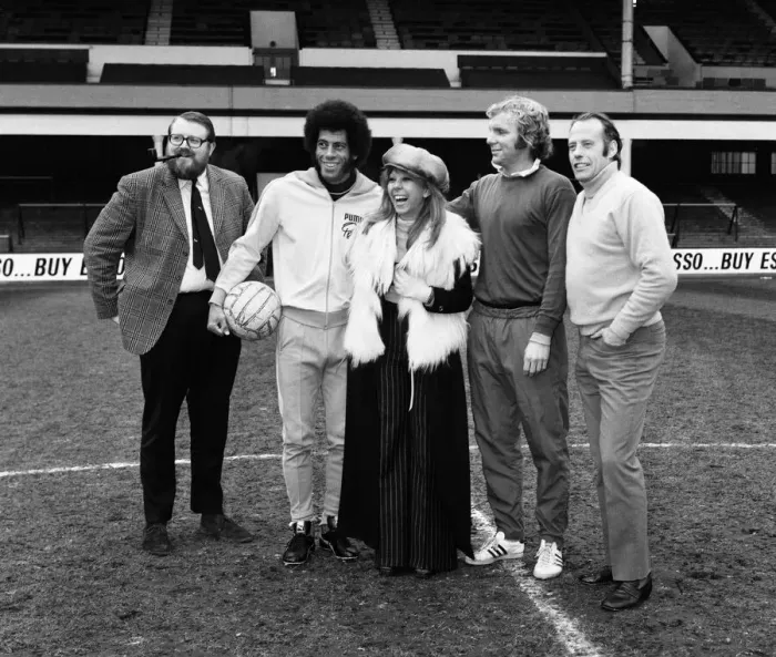 Framed Print : West Ham and England captain Bobby Moore meets Carlos Alberto Framed Print : West Ham and England captain Bobby Moore meets Carlos Alberto