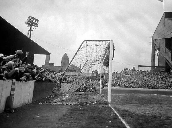 West Ham versus Manchester United - Harry Gregg went high up for the ball