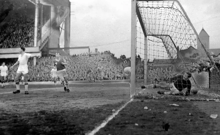 Framed Print : West Ham versus Manchester United - Harry Gregg ends up in the goal after Musgrove (no Framed Print : West Ham versus Manchester United - Harry Gregg ends up in the goal after Musgrove (no