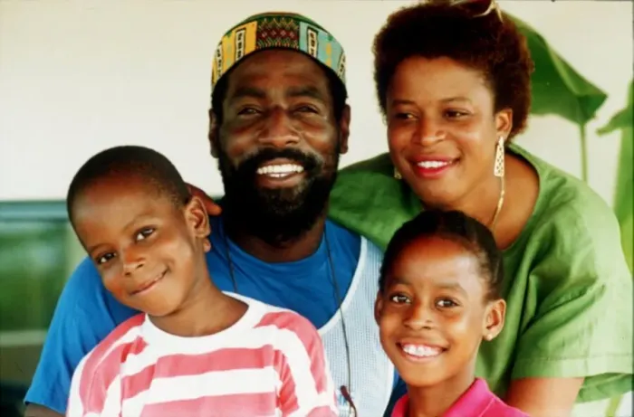 Framed Print : West Indies cricketer Viv Richards in Antigua with family. 22nd January 1990