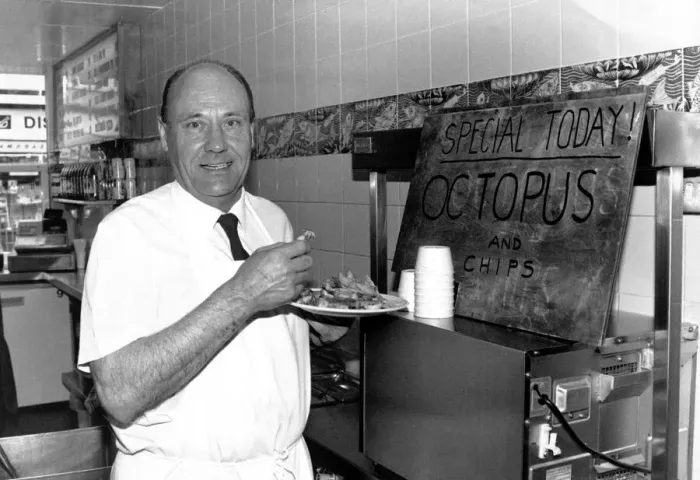 Framed Print : Weymouth chip shop manager Des Miles samples Octopus June 1991 Framed Print : Weymouth chip shop manager Des Miles samples Octopus June 1991