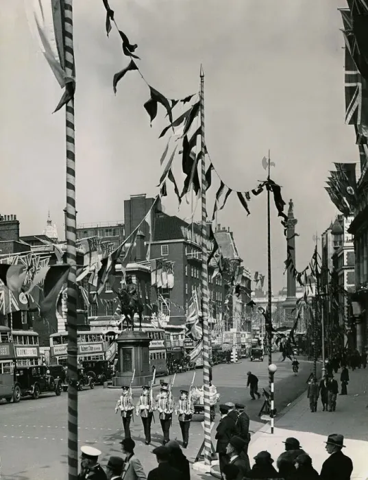 Framed Print : Whitehall bedecked with flags and bunting in preparation for the coronation of King Framed Print : Whitehall bedecked with flags and bunting in preparation for the coronation of King