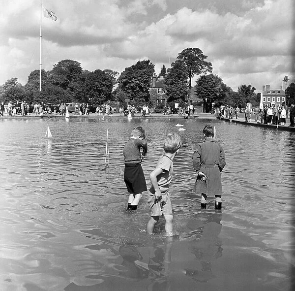 Whitestone Pond in Hampstead, north London. 24th September 1954