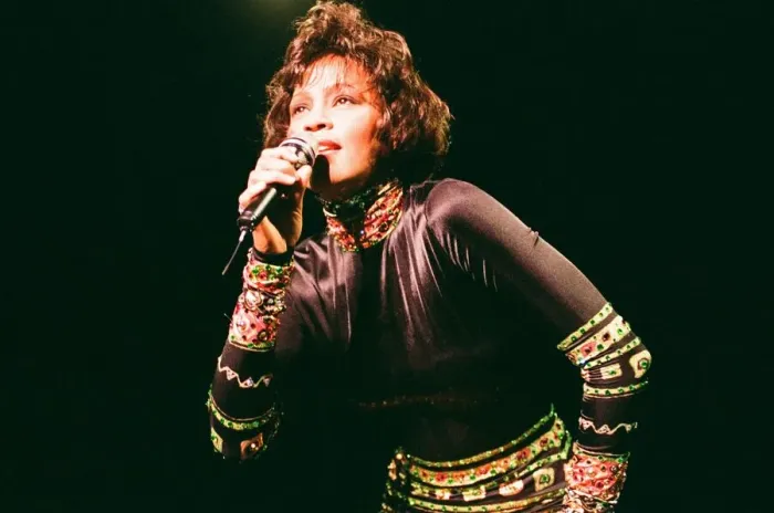 Framed Print : Whitney Houston in Concert at Earls Court Exhibition Centre, London, 5th November 1993 Framed Print : Whitney Houston in Concert at Earls Court Exhibition Centre, London, 5th November 1993