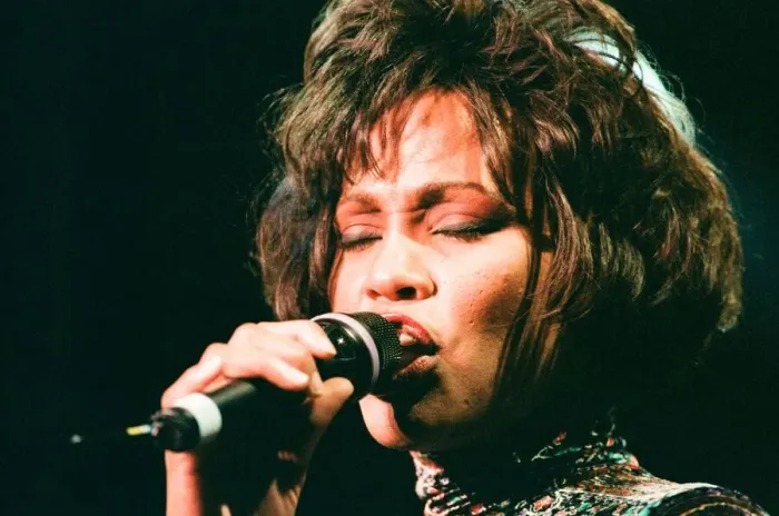 Framed Print : Whitney Houston in Concert at Earls Court Exhibition Centre, London, 5th November 1993