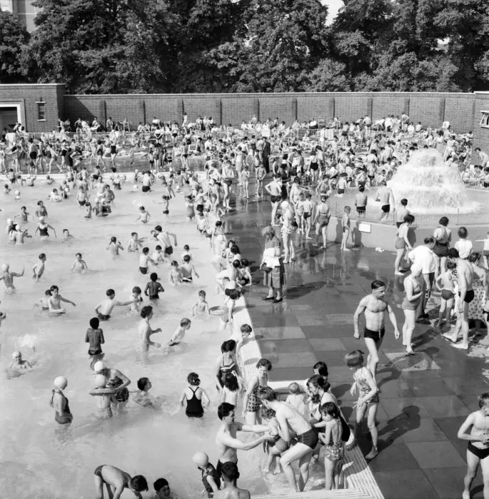 Framed Print : Whitsun bank holiday crowds flock to the Brockwell Lido