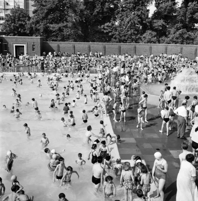 Framed Print : Whitsun bank holiday crowds flock to the Brockwell Lido