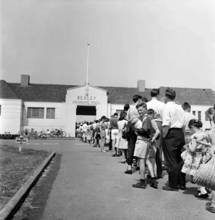Framed Print : Whitsun bank holiday crowds flock to the Brockwell Lido Framed Print : Whitsun bank holiday crowds flock to the Brockwell Lido