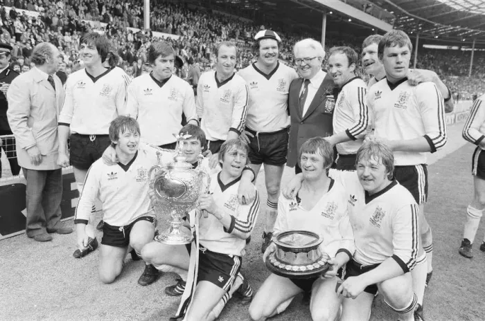 Framed Print : Widnes poses for the cameras after beating Wakefield Trinity to win the Rugby League Cup