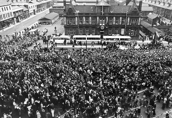 Widnes return home to waiting crowds at the town hall for the civic reception following