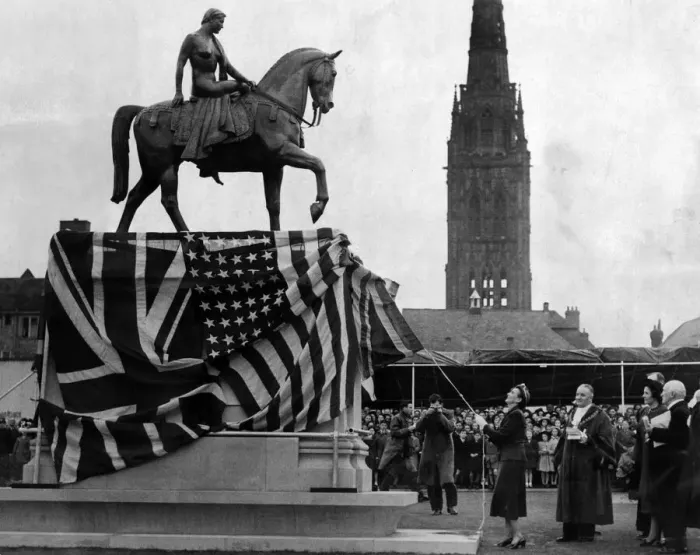 Framed Print : The wife of US Ambassador Lewis Douglas unveils the statue of Lady Godiva in Broadgate