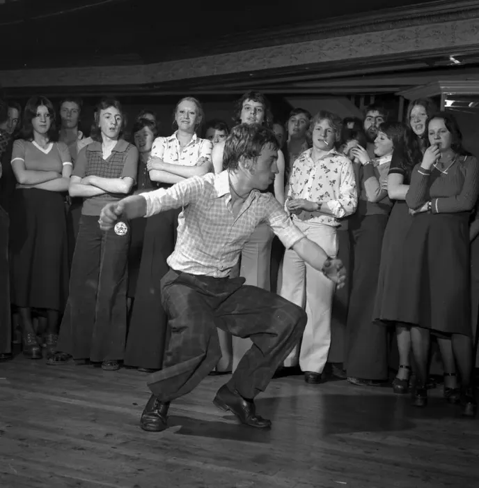 Framed Print : Wigan Casino dancers 1975 Northern soul dancing Framed Print : Wigan Casino dancers 1975 Northern soul dancing