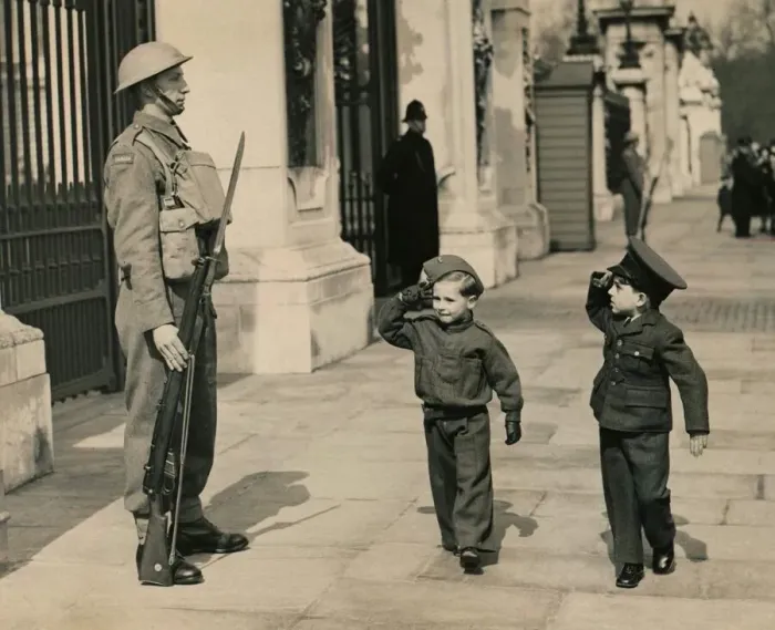 Framed Print : William Knowles age 4 and dressed as a Private and Billy Carter dressed in RAF uniform Framed Print : William Knowles age 4 and dressed as a Private and Billy Carter dressed in RAF uniform