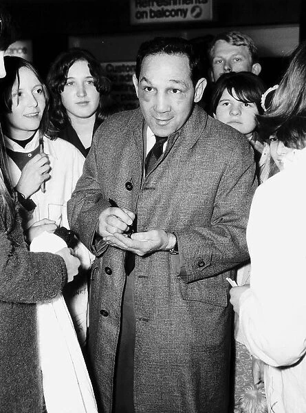 Willie Pep former world featherweight boxing champion signing autographs at Heathrow