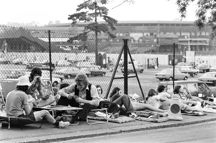 Framed Print : Wimbledon 1976. Fans queuing up outside. 1st July 1976 Framed Print : Wimbledon 1976. Fans queuing up outside. 1st July 1976