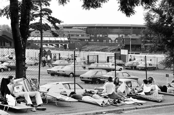 Framed Print : Wimbledon 1976. Fans queuing up outside. 1st July 1976 Framed Print : Wimbledon 1976. Fans queuing up outside. 1st July 1976