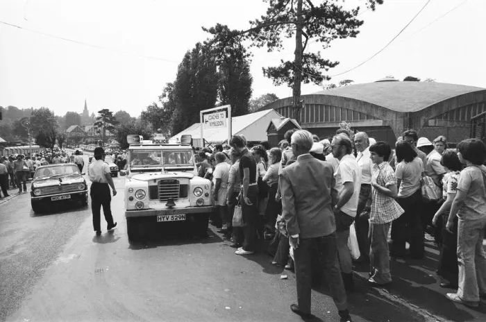 Framed Print : Wimbledon 1976. Fans queuing up outside. 1st July 1976 Framed Print : Wimbledon 1976. Fans queuing up outside. 1st July 1976