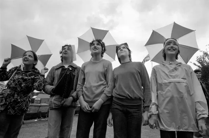 Framed Print : Wimbledon 1980: 2nd day. Funny hats: School girls, left to right: Andrea Graves