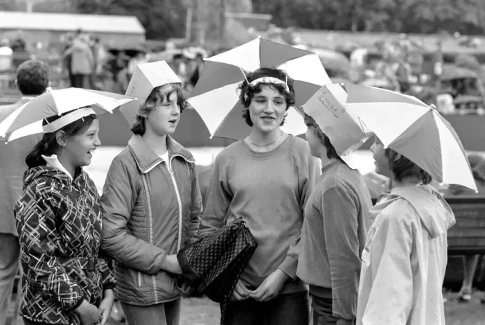 Framed Print : Wimbledon 1980: 2nd day. Funny hats: School girls, left to right: Andrea Graves