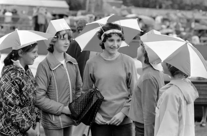 Framed Print : Wimbledon 1980: 2nd day. Funny hats: School girls, left to right: Andrea Graves
