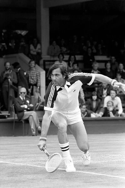 Wimbledon 80, 5th day. I. Nastase v. R. Stockton. June 1980 80-3345-033