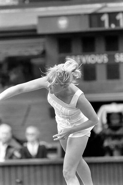 Wimbledon 80, 5th day. Sue Barker v. Mrs. P. C. Dent. June 1980 80-3345-002